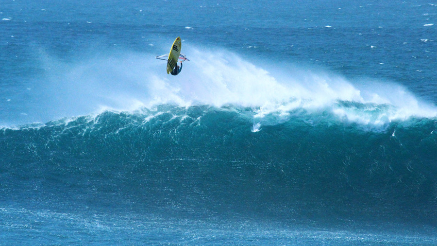 Big aerial by Stephane Etienne at Puertito (Pic: Alfredo Vera)